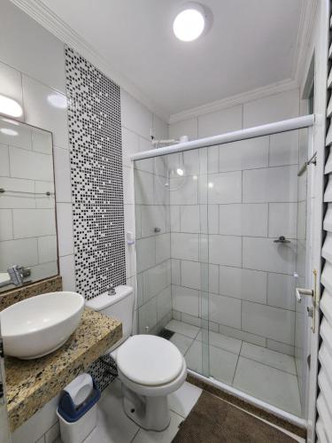 uma casa de banho com um WC, um lavatório e um chuveiro em Casa na Lagoa em Maricá