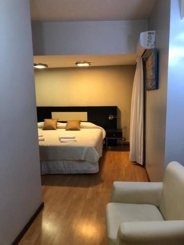 1 dormitorio con 1 cama, 1 sofá y 1 silla en Urban II en San Juan