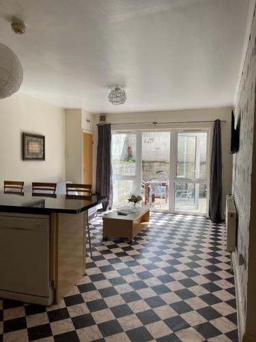 a living room with a checkered floor at Stratford Guest House By Cosystays in London