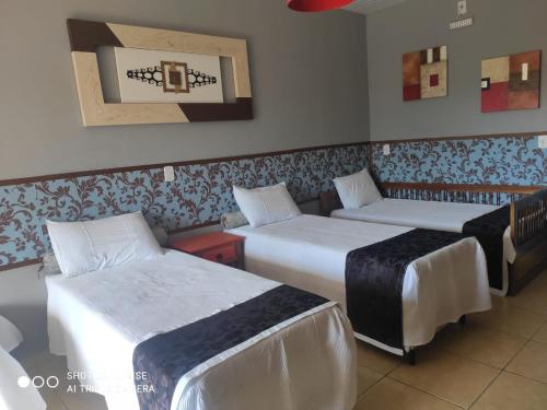 - une chambre d'hôtel avec 2 lits dans l'établissement Pousada São João Batista, à Cachoeira Paulista