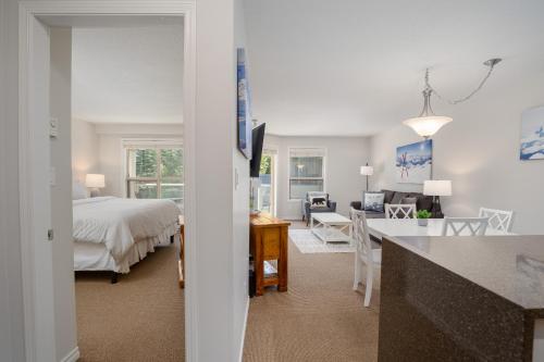 - une chambre avec un lit et un bureau dans l'établissement 1BR condo with ski-in and ski-out access by Harmony Whistler, à Whistler
