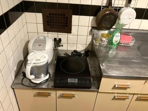 um balcão de cozinha com um micro-ondas e uma torradeira em Nishimoto Building - Vacation STAY 16012v em Hiroshima