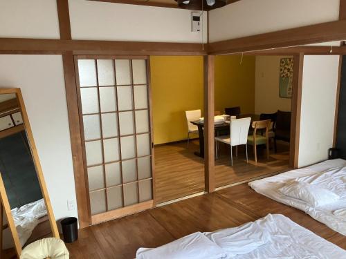 広島市にあるNishimoto Building - Vacation STAY 93789vのテーブルとダイニングルームが備わる客室です。