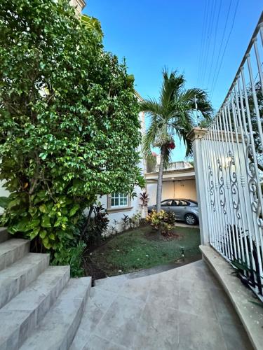 Κήπος έξω από το Casa Sasha's Mini Palace