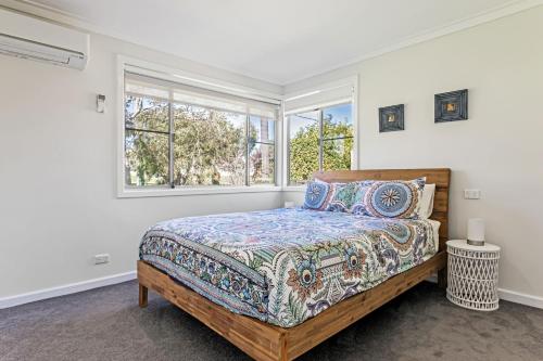 a bedroom with a bed and a window at Fisherman's Rest in Emu Point