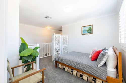 1 dormitorio con 1 cama en una habitación en Relax at Pacific 1 private duplex with enclosed yard, en Anna Bay