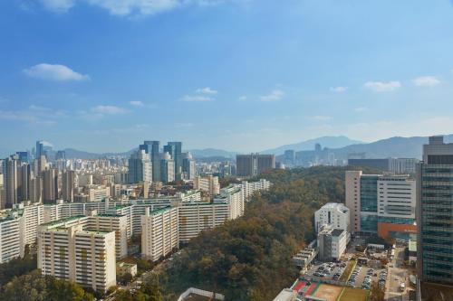 Blick auf eine Stadt mit vielen hohen Gebäuden in der Unterkunft JW Marriott Hotel Seoul in Seoul