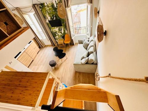 - un salon avec une mezzanine dans l'établissement Les Appartements de Nana 12 - Studio hypercentre, Rue Meynadier, Palais & Plage, clim, wifi, à Cannes
