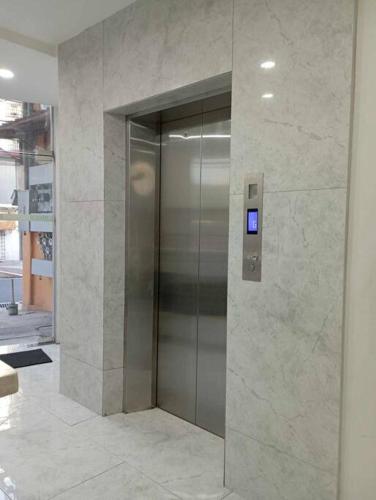 een lift in een gebouw met een bord erop bij St. Marvin Studio Makati M308 in Manilla