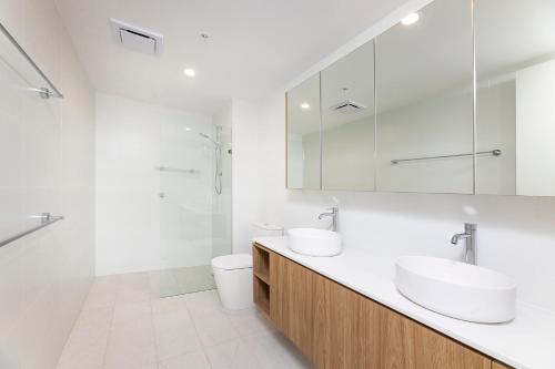 a bathroom with two sinks and a toilet at Solaris 410 in Forster