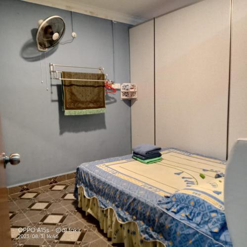 ein Krankenhauszimmer mit einem Bett und einem Handtuch in der Unterkunft Homestay Kenangan Kemaman in Cukai