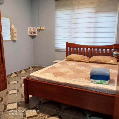 ein Schlafzimmer mit einem Bett in einem Zimmer in der Unterkunft Homestay Kenangan Kemaman in Cukai