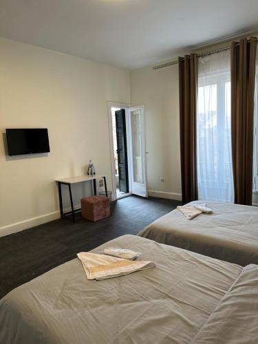 カイロにあるGreat room downtownのベッド2台とデスクが備わるホテルルームです。