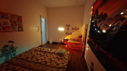 uma sala de estar com uma cama no meio de um quarto em Mihome em Haiphong