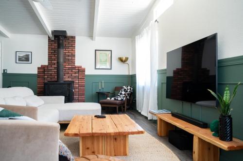 un salon avec un canapé et une télévision dans l'établissement Peaceful Mariposa Home near Yosemite National Park, à Mariposa