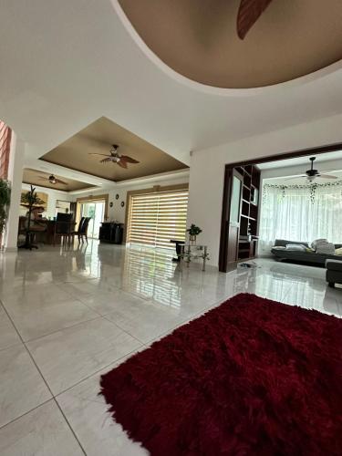 una gran sala de estar con una alfombra roja en el suelo en Casa Sasha's Mini Palace en Cancún
