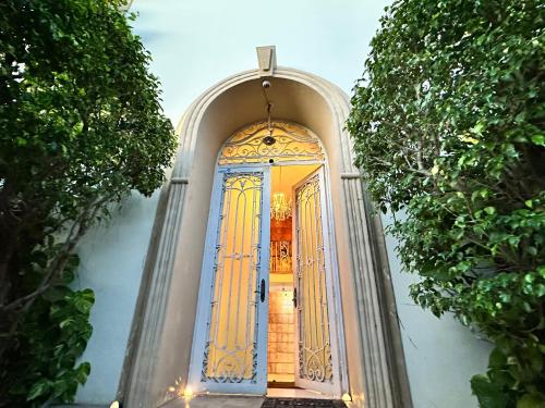 Η πρόσοψη ή η είσοδος του Casa Sasha's Mini Palace