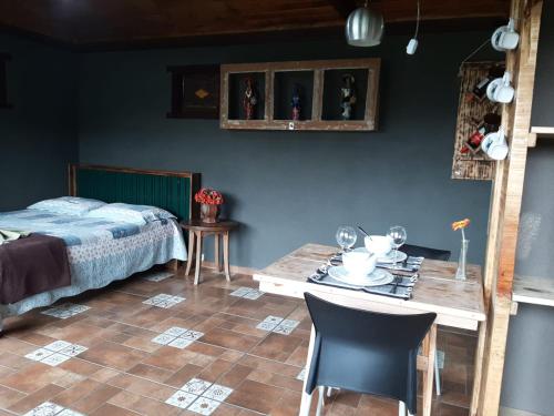 Ένα ή περισσότερα κρεβάτια σε δωμάτιο στο Chalé Pakere Montebello Lumiar - lareira, wi-fi, sauna, piscina - vista incrível - locação do chalé sem prestação de serviços