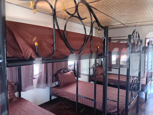 Krevet ili kreveti na sprat u jedinici u okviru objekta Hug Glur House Tour and Hostel