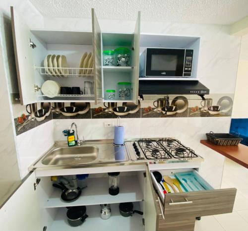 cocina con fregadero y microondas en Apartamento Madrid cund, en Madrid