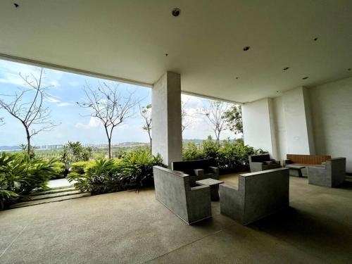 Ruang duduk di Eighteen Suite at Trefoil Setia Alam