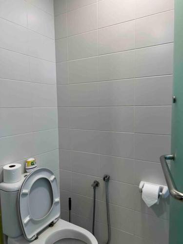 Bilik mandi di Eighteen Suite at Trefoil Setia Alam