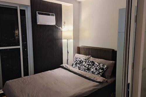 ein kleines Schlafzimmer mit einem Bett und einer Klimaanlage in der Unterkunft Property inactive in Manila