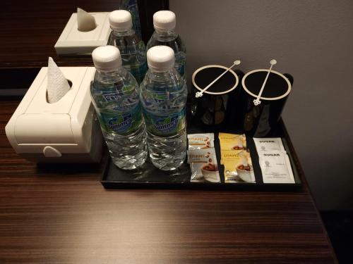 dos botellas de agua en una bandeja sobre una mesa en Go Lodge Hotel Kuantan, en Kuantan
