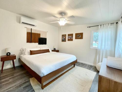 une chambre blanche avec un lit et une fenêtre dans l'établissement Peaceful Mariposa Home near Yosemite National Park, à Mariposa
