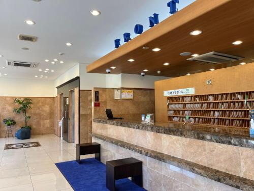 una hall di una biblioteca con librerie di Toyoko Inn Mito-eki Minami-guchi a Mito