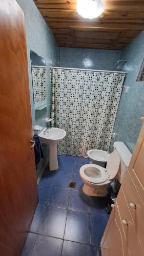 メンドーサにあるMartinのバスルーム(トイレ、洗面台付)