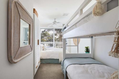 ein Schlafzimmer mit einem Etagenbett und einem Fenster in der Unterkunft Arabella in Nelson Bay