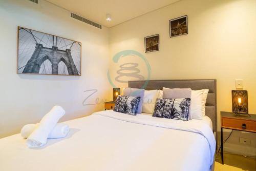 1 dormitorio con 1 cama blanca grande y escritorio en Zen Seaside 1BR Waterfront Apt en Darwin