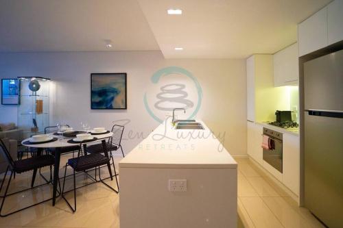 Dapur atau dapur kecil di Zen Seaside 1BR Waterfront Apt