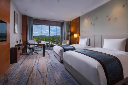 Postel nebo postele na pokoji v ubytování DoubleTree by Hilton Guangzhou Science City-Free Shuttle Bus Service During Canton Fair Period