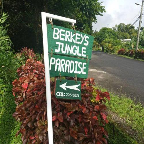 Un certificado, premio, letrero u otro documento en Berkey's Jungle Paradise Resort