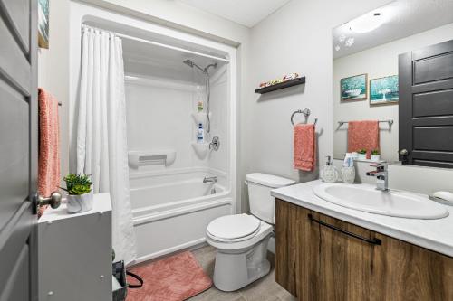 y baño con aseo, lavabo y ducha. en One bedroom apartment Moncton North ! en Moncton