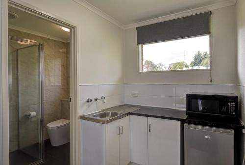 Una cocina o zona de cocina en Frankston Motel