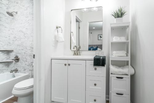 een witte badkamer met een wastafel en een toilet bij Luxe Home Near Braves Stadium in Smyrna