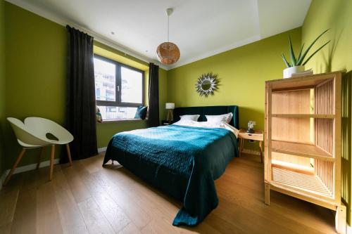 een groene slaapkamer met een bed en een raam bij Leaf Apartment - Aviatiei Home in Boekarest