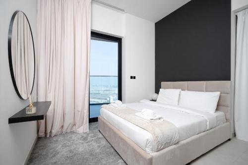 Postel nebo postele na pokoji v ubytování ALH Vacay Binghatti Canal 2 Bedrooms with Private Jacuzzi
