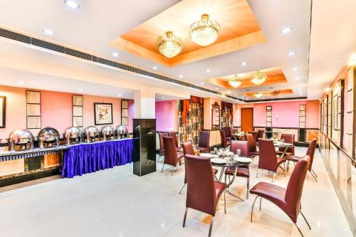 a restaurant with tables and chairs and a bar at HOTEL CONCLAVE EXECUTIVE in New Delhi