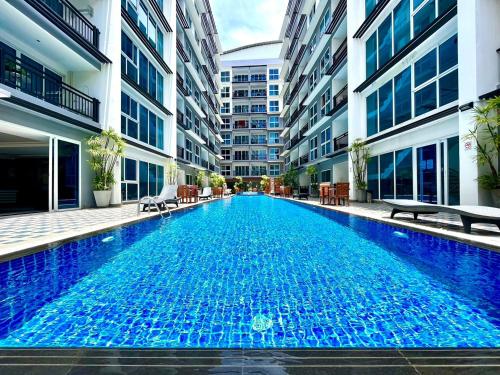 Swimmingpoolen hos eller tæt på Avenue RS (Soi Buakhao)