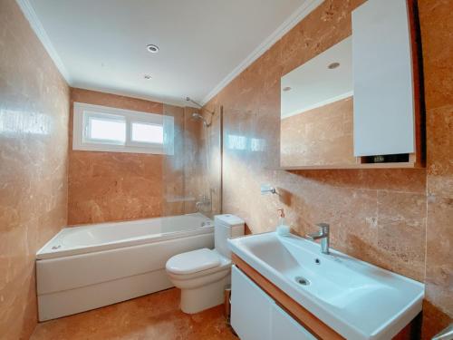 Et badeværelse på Villa Beatrice Large family villa