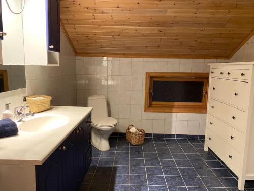 y baño con lavabo y aseo. en Flott rorbu på idylliske Langevåg/Bømlo, en Bømlo