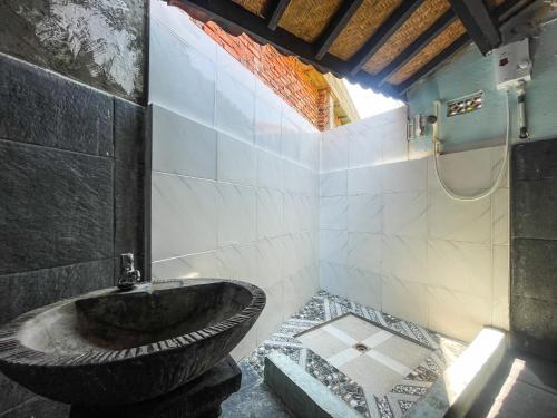 a bathroom with a tub and a sink at Sumatra Surf Resort in Biha