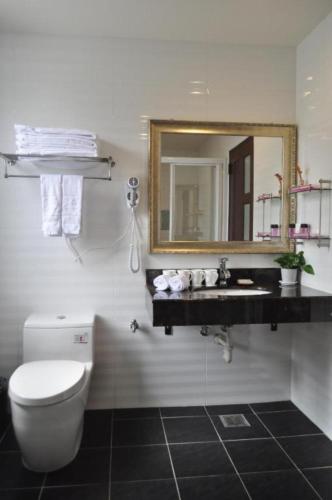 Un baño de Cherry Feast Resort
