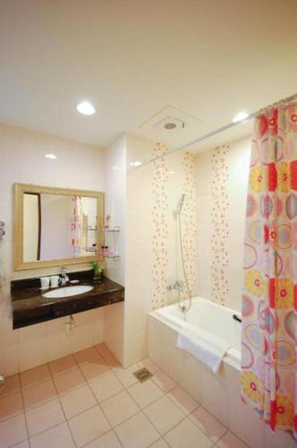 Un baño de Cherry Feast Resort