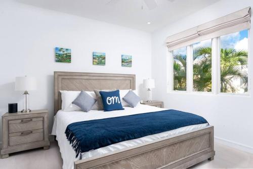 En eller flere senge i et værelse på Newly constructed West Coast villa with sea views!