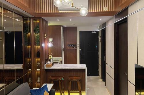eine Küche mit einer Theke und Hockern in einem Zimmer in der Unterkunft The Best Merapi View Apartment By Kinasih Suites in Ngaglik